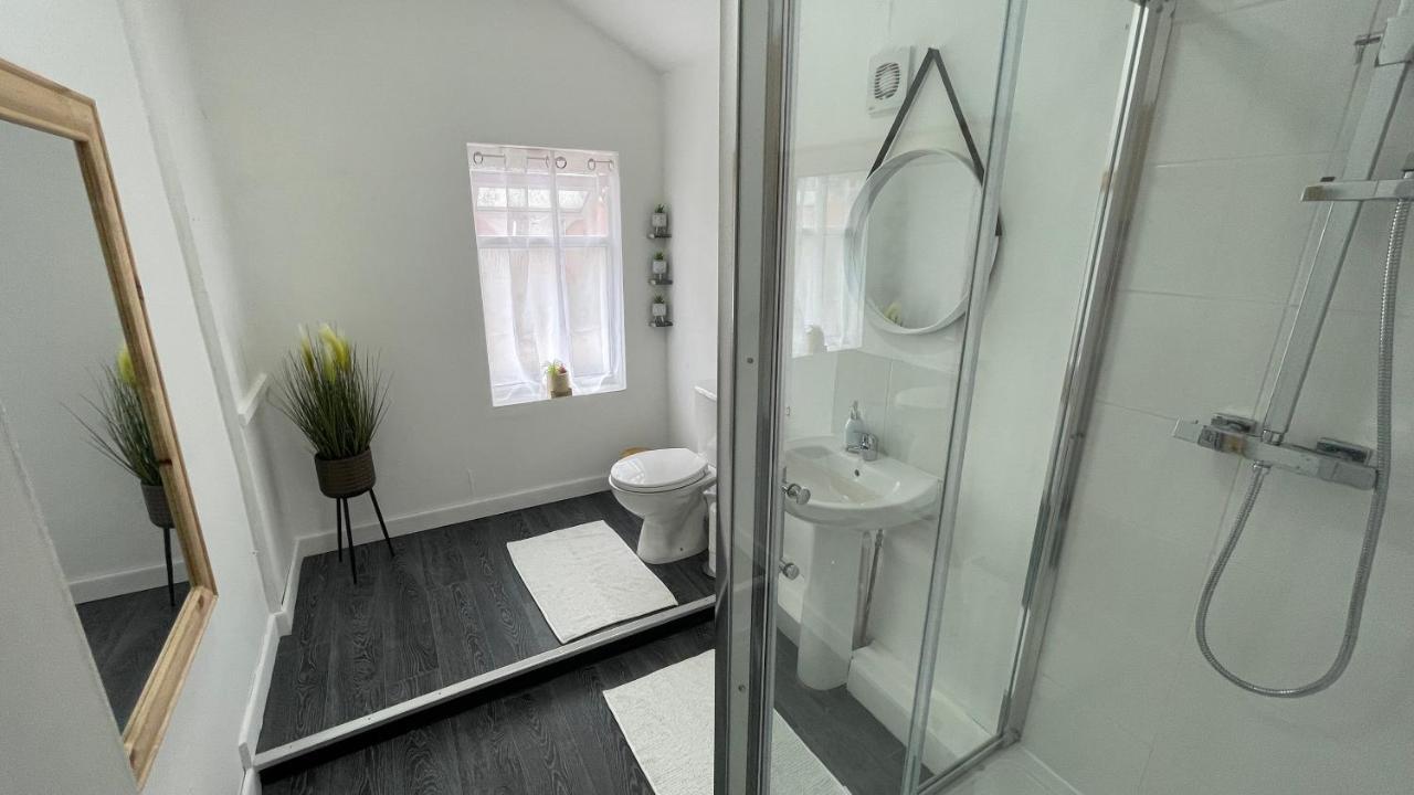 Spacious 6 Bed Home Near City & Albion Stadium Perfect For Contractors! Birmingham Exteriör bild