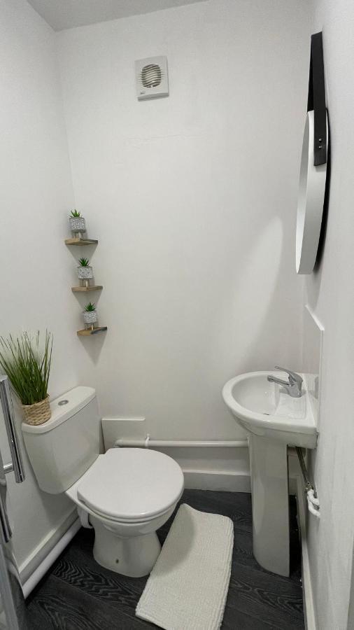 Spacious 6 Bed Home Near City & Albion Stadium Perfect For Contractors! Birmingham Exteriör bild